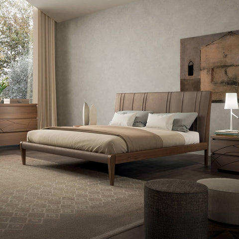 alt
Double bed in wood with a padded taupe leather headboard, Modigliani collection, set in an elegant bedroom with coordinated Canaletto walnut furniture. Centenary edition 1925–2025.
