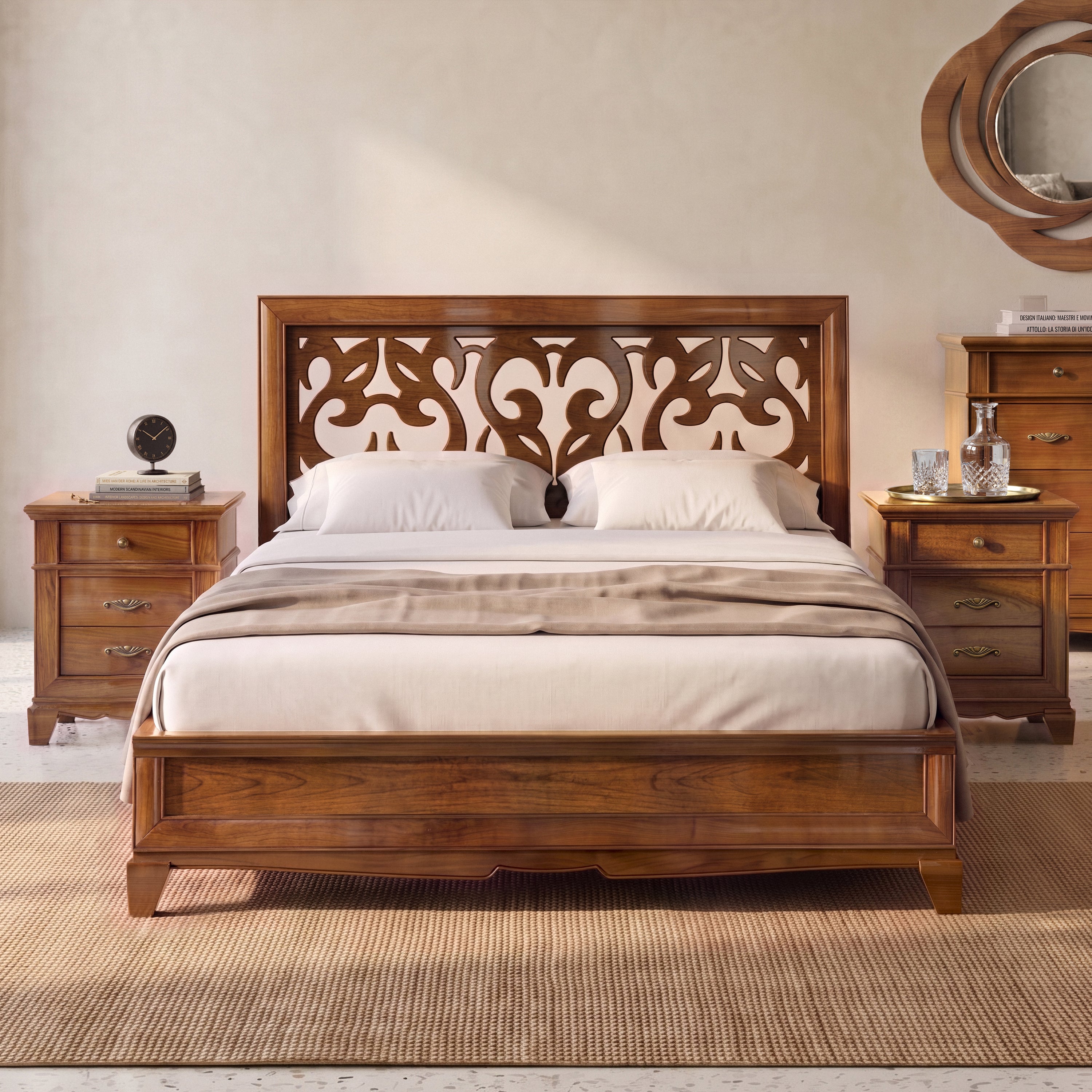 Letto matrimoniale classico D’Este in legno, visto frontalmente tra i due comodini. La grande testata traforata disegna forme morbide e simmetriche, lasciando passare la luce tra pieni e vuoti. Le calde venature del legno incorniciano il letto e trasmettono alla stanza una sensazione di equilibrio, intimità e quiete.
