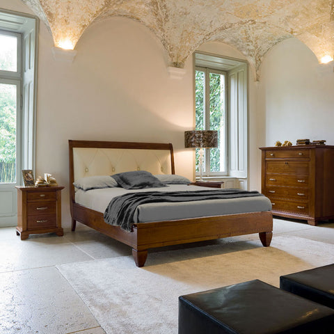 Letto matrimoniale classico in legno di ciliegio con testata imbottita in vera pelle capitonné, collezione Arte di Piombini. Arredo elegante e senza tempo, ideale per camere raffinate dal gusto tradizionale italiano.