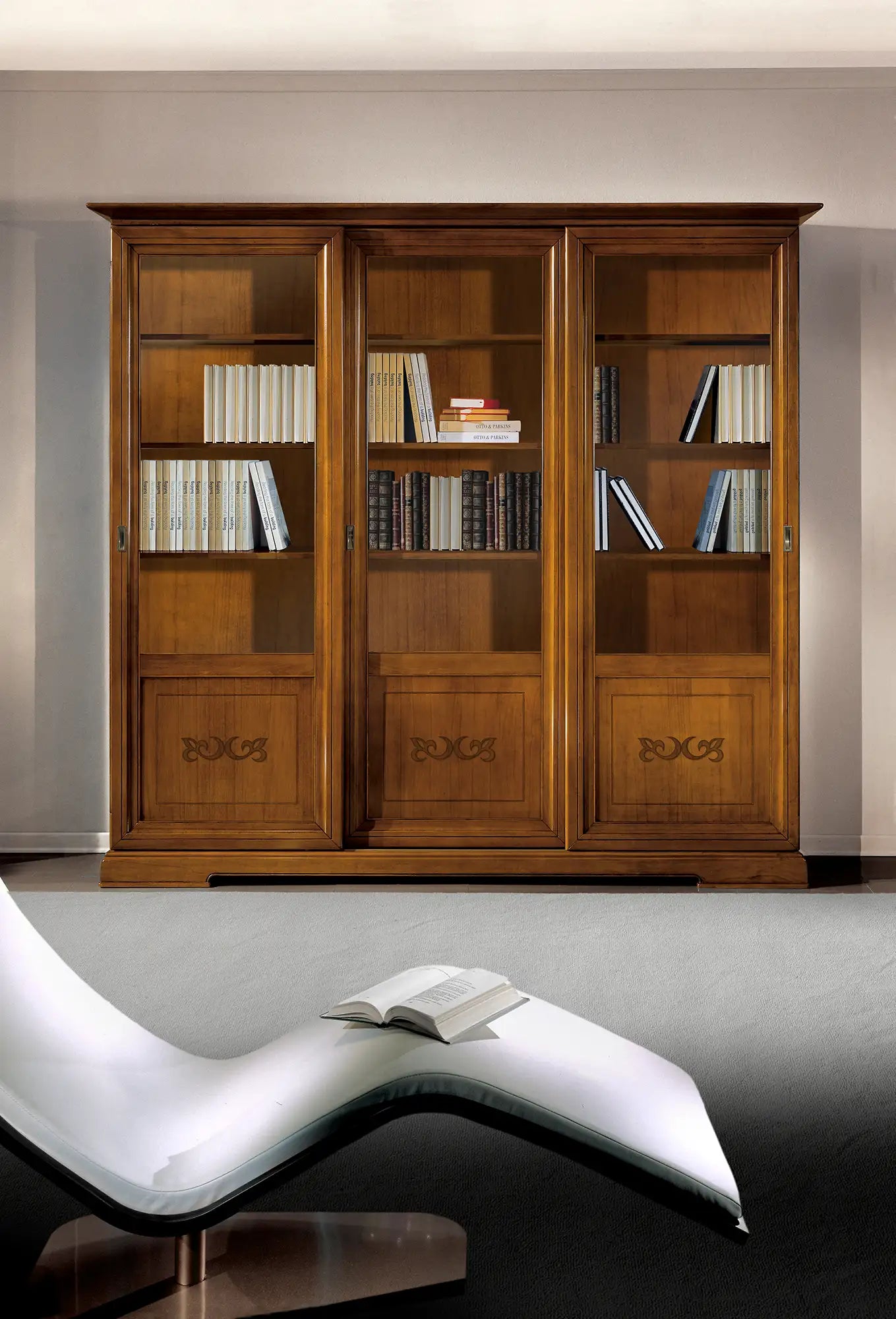 Libreria classica in legno finitura ciliegio a 3 ante scorrevoli con decoro L 233 cm collezione Arte D'Este Piombini Mobili Classici Italiani P1017PMB