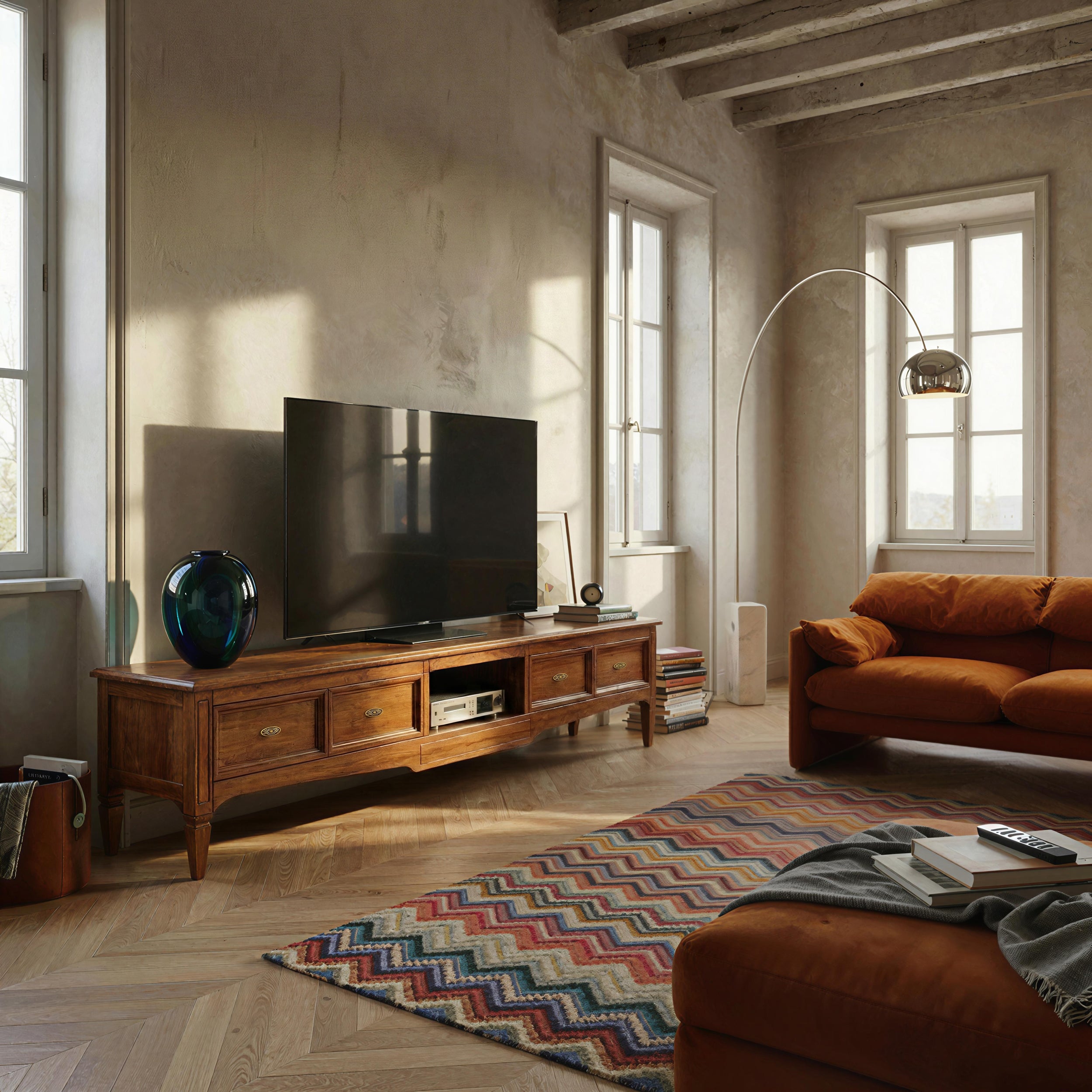 Porta TV classico Tiziano con due cassetti e vano giorno, realizzato a mano dai maestri artigiani Piombini. Eleganza e tradizione che arricchiscono il soggiorno.