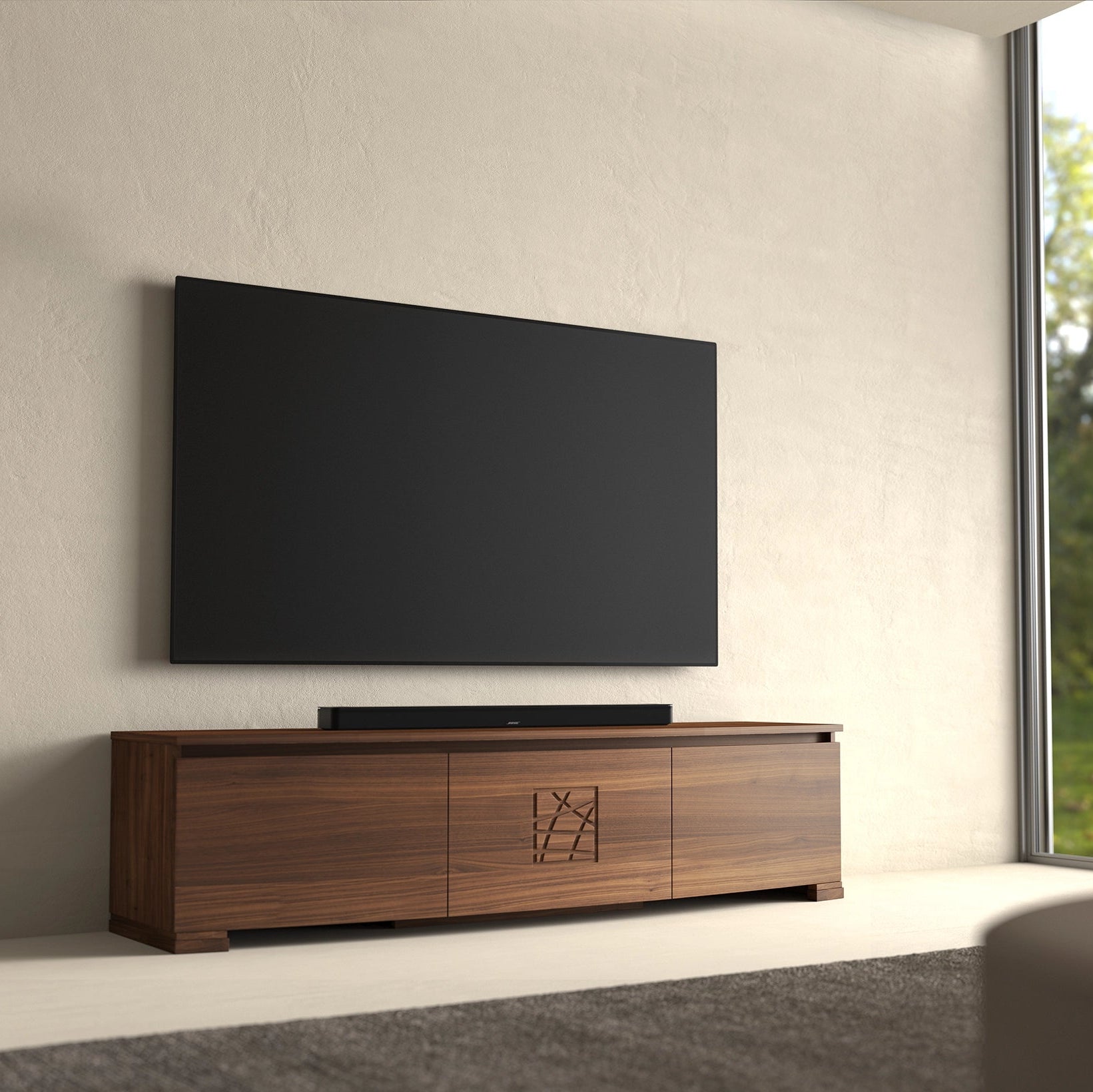 Mobile TV Modigliani 3 porte sagomato in noce finitura 100 Noce Naturale con decoro Comete sul frontale, linee morbide e proporzioni contemporanee.