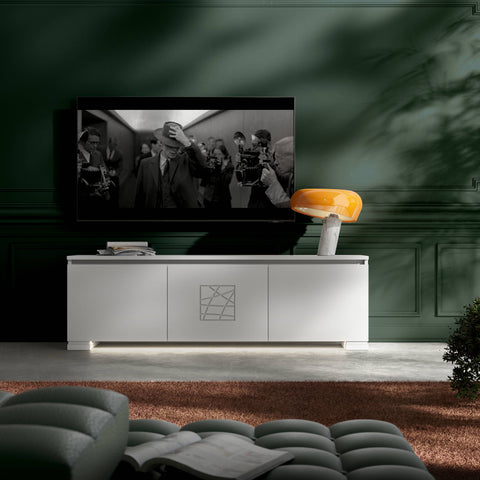 Mobile porta TV Modigliani in Bianco Laccato L10 con Decoro Comete, tre ante, design moderno ed elegante, affiancato da lampada Flos Snoopy arancione