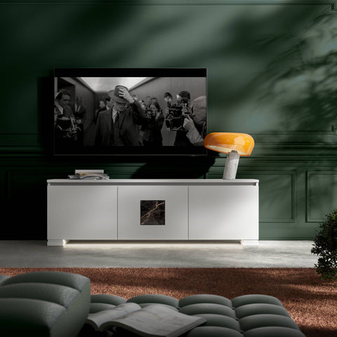 Mobile porta TV Modigliani in Bianco Laccato L10 con Formella in Marmo Port Saint Laurent, tre ante, design moderno ed elegante, affiancato da lampada Flos Snoopy arancione