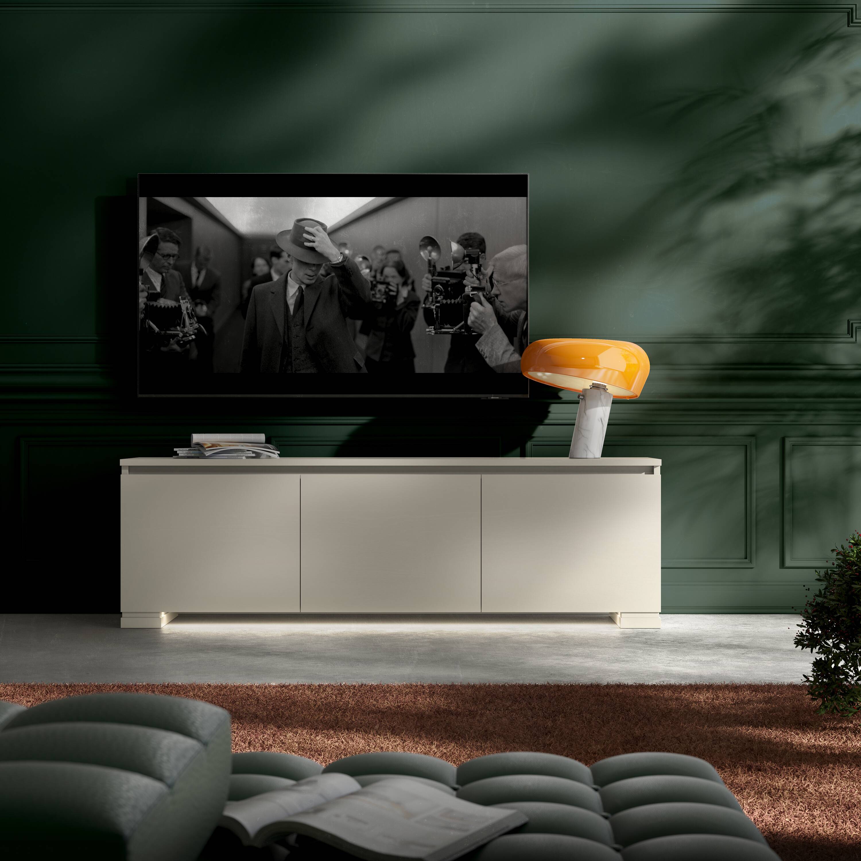 Mobile porta TV Modigliani in Onice Laccato L30, tre ante, design moderno ed elegante, affiancato da lampada Flos Snoopy arancione