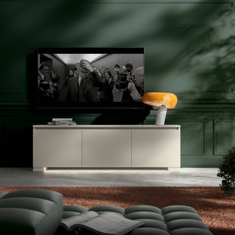 Mobile porta TV Modigliani in Onice Laccato L30, tre ante, design moderno ed elegante, affiancato da lampada Flos Snoopy arancione