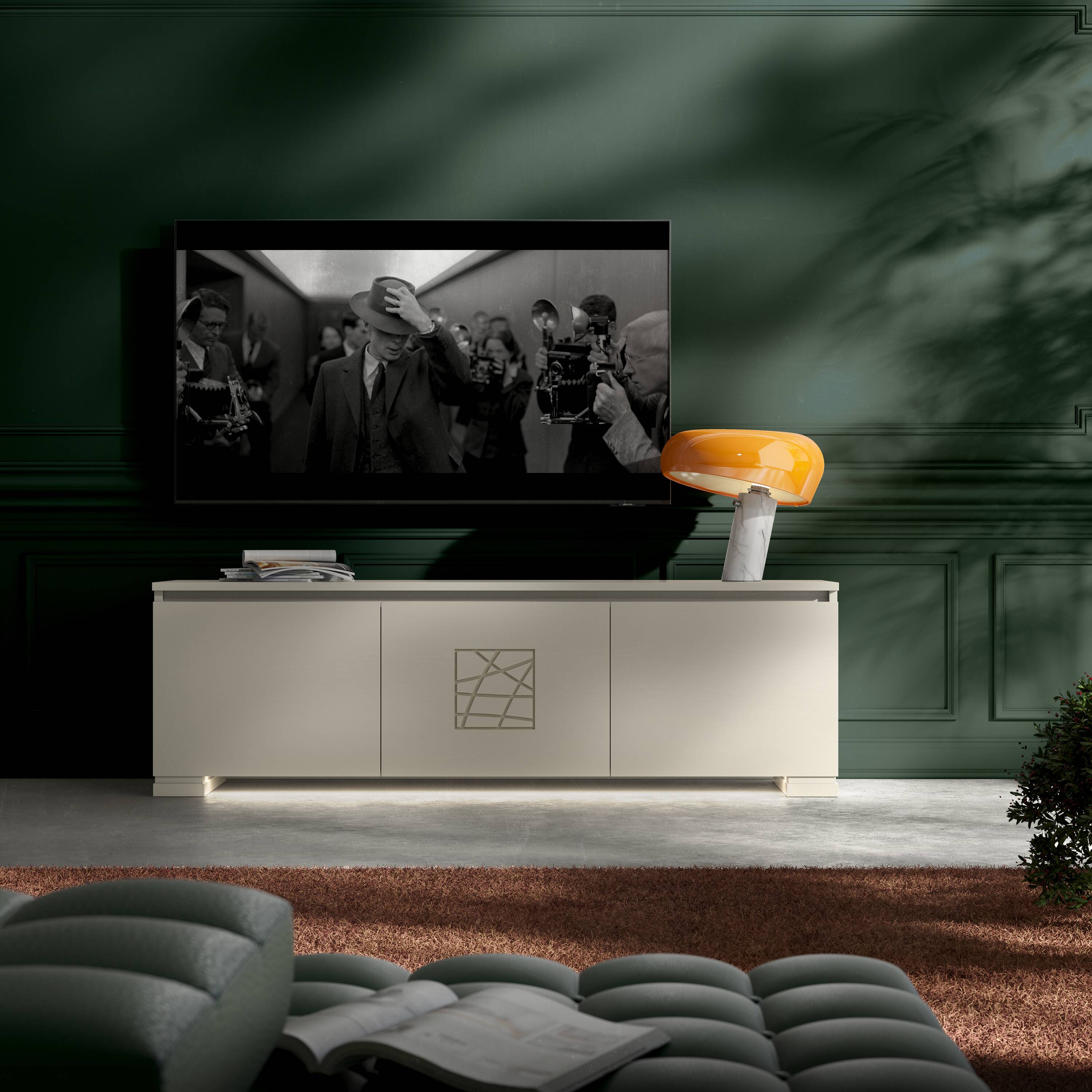 Mobile porta TV Modigliani in Onice Laccato L30 con Decoro Cometa, tre ante, design moderno ed elegante, affiancato da lampada Flos Snoopy arancione