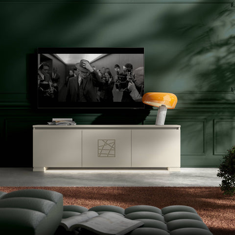 Mobile porta TV Modigliani in Onice Laccato L30 con Decoro Cometa, tre ante, design moderno ed elegante, affiancato da lampada Flos Snoopy arancione