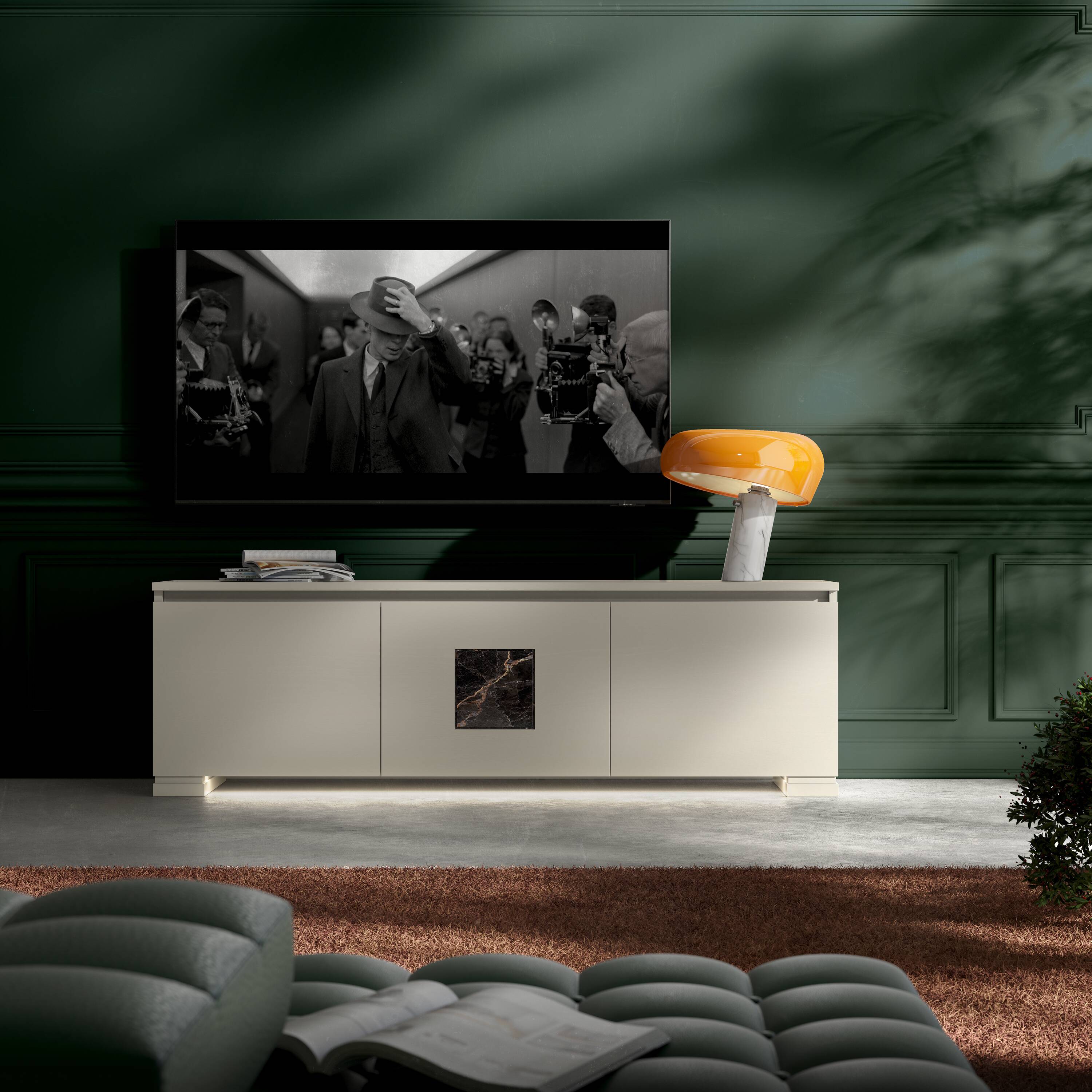 Mobile porta TV Modigliani in Onice Laccato L30 con Formella in Marmo Port Saint Laurent, tre ante, design moderno ed elegante, affiancato da lampada Flos Snoopy arancione