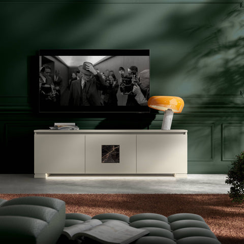 Mobile porta TV Modigliani in Onice Laccato L30 con Formella in Marmo Port Saint Laurent, tre ante, design moderno ed elegante, affiancato da lampada Flos Snoopy arancione