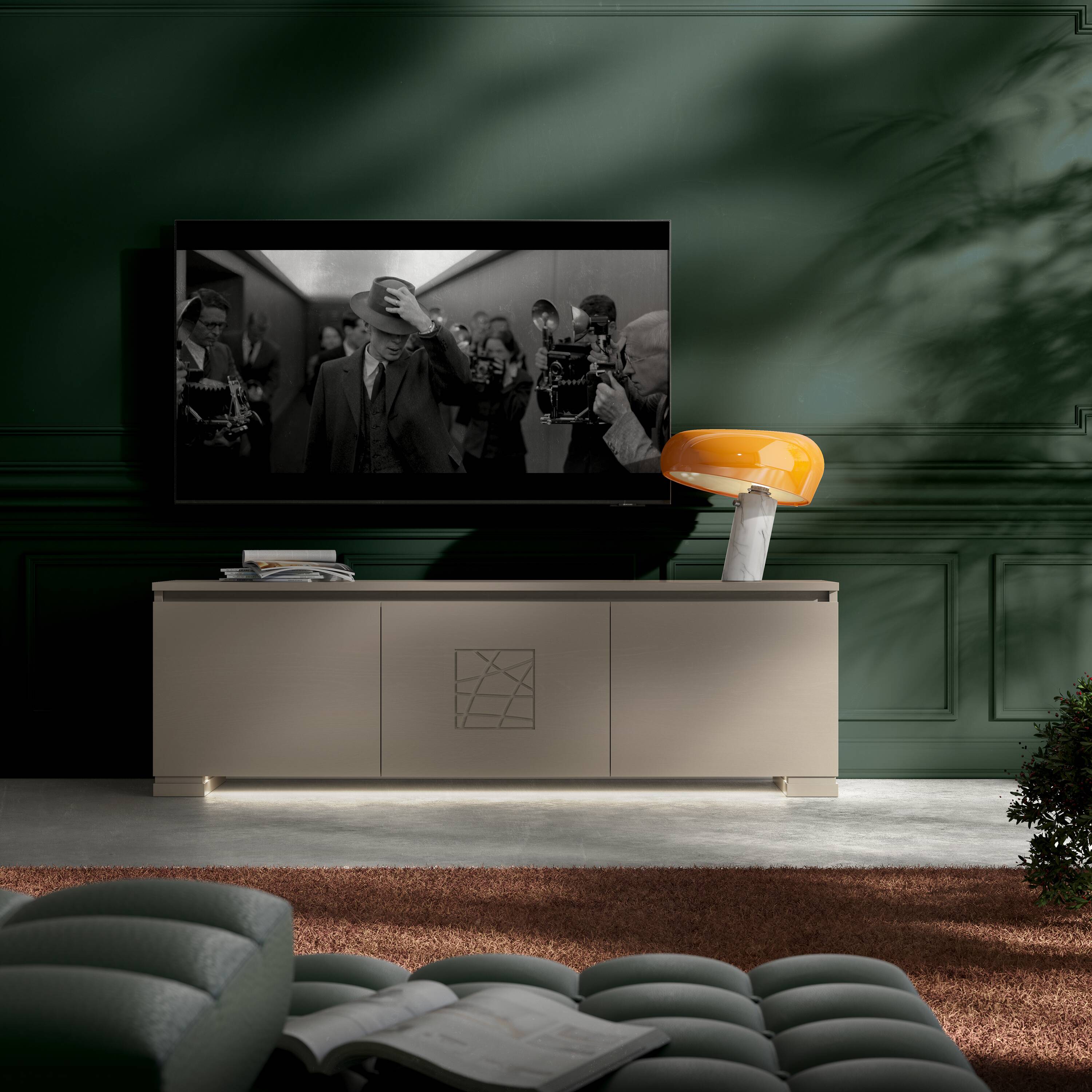 Mobile porta TV Modigliani in Tortora Laccato L40 con Decoro Cometa, tre ante, design moderno ed elegante, affiancato da lampada Flos Snoopy arancione