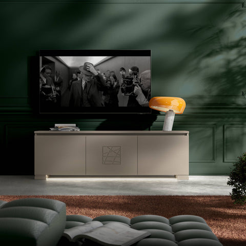 Mobile porta TV Modigliani in Tortora Laccato L40 con Decoro Cometa, tre ante, design moderno ed elegante, affiancato da lampada Flos Snoopy arancione