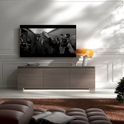 Mobile porta TV Modigliani in Noce Cenere 103, tre ante, design moderno ed elegante, affiancato da lampada Flos Snoopy arancione
