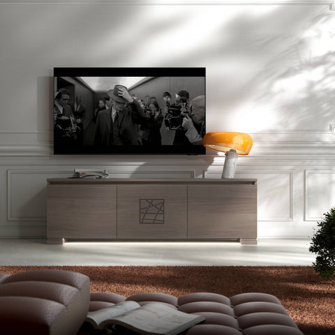 Mobile porta TV Modigliani in Noce Cenere 103 con Formella Cenere, tre ante, design moderno ed elegante, affiancato da lampada Flos Snoopy arancione