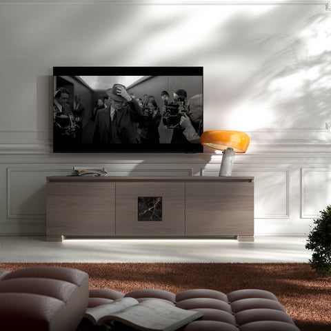 Mobile porta TV Modigliani in Noce Cenere 103 con Formella in Marmo Port Saint Laurent, tre ante, design moderno ed elegante, affiancato da lampada Flos Snoopy arancione