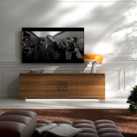 Mobile porta TV Modigliani in Noce Classico 81 con decoro Comete, tre ante, design moderno ed elegante, affiancato da lampada Flos Snoopy arancione