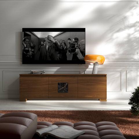 Mobile porta TV Modigliani in Noce Intenso 94 con Formella in Marmo Port Saint Laurent, tre ante, design moderno ed elegante, affiancato da lampada Flos Snoopy arancione