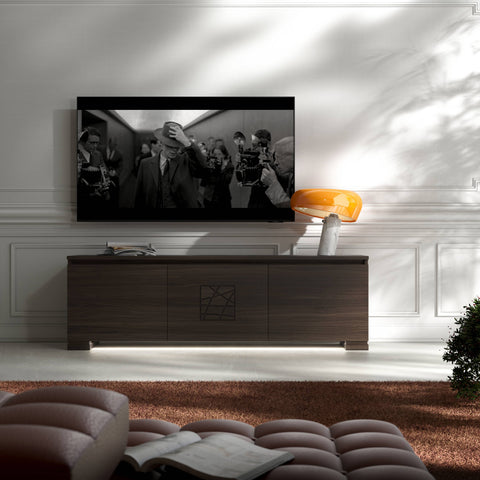 Mobile porta TV Modigliani in Noce Moka 106 con Decoro Comete, tre ante, design moderno ed elegante, affiancato da lampada Flos Snoopy arancione