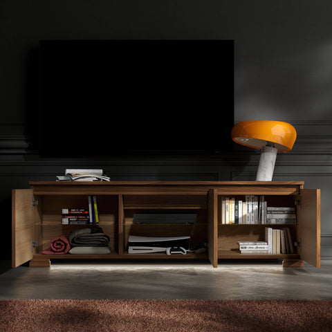 Mobile porta TV Modigliani in Noce Naturale 100, tre ante aperte, design moderno ed elegante, affiancato da lampada Flos Snoopy arancione