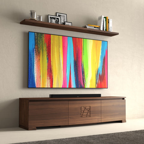 Mobile TV moderno sagomato legno noce intenso con mensole collezione Modigliani Piombini Mobili Classici Italiani tv 77" accesa 8206F