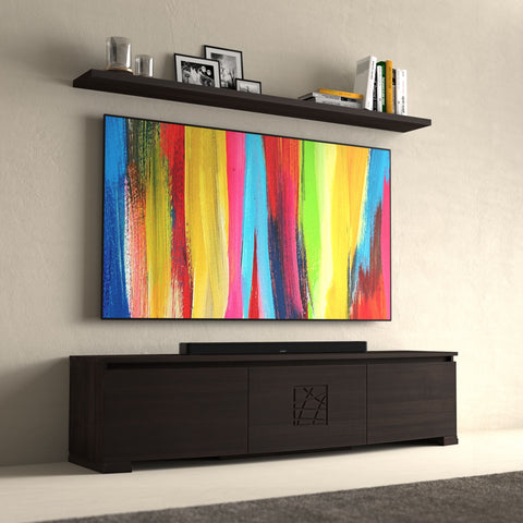 Mobile TV moderno sagomato legno noce moka con mensole collezione Modigliani Piombini Mobili Classici Italiani tv 77" accesa 8206F