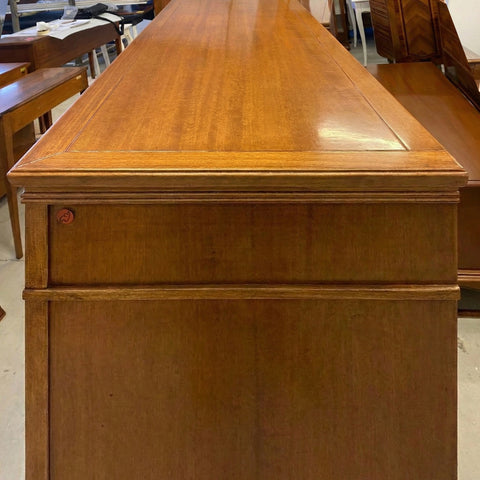 Dettaglio della credenza classica D'Este P3003 in falegnameria, con piano in legno visto dall'alto, cornice perimetrale lavorata e costruzione del fianco.