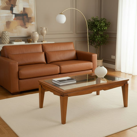 Tavolino rettangolare classico da salotto P3031 in legno di ciliegio con piano in vetro, ambientato in un soggiorno contemporaneo luminoso con divano in pelle color cuoio, tappeto chiaro e parquet in legno.