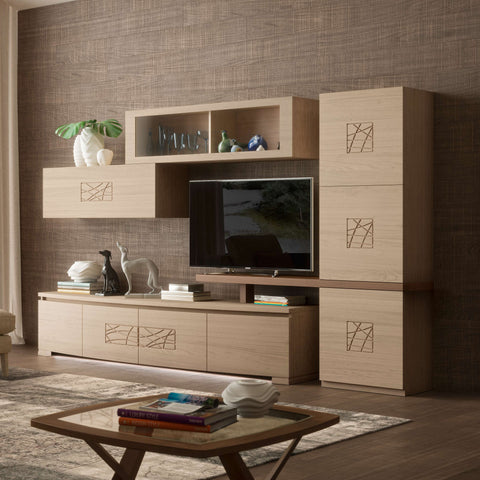 Parete attrezzata contemporanea in legno di Noce con base porta TV sagomata, mensolone, pensili e colonna con incisione Comete, ambientata in un elegante soggiorno italiano.