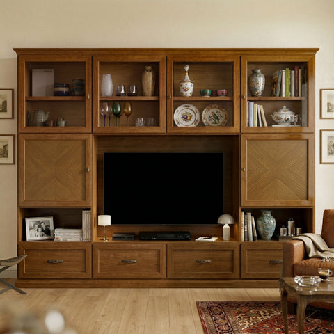 Parete soggiorno classica Piombini RH6240 in legno con quattro vetrine superiori, ante con lavorazione in rovere a spina, ampio vano TV centrale, quattro cassettoni e vani contenitore. Mobile artigianale italiano della collezione Tiziano, largo 300 cm, ideale per soggiorni classici e contemporanei.