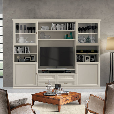 Parete soggiorno classica Tiziano RH6226 nella finitura Burro Consumato, con ante intarsiate, vetrine laterali, vano porta TV centrale e ampi cassetti contenitori. Mobile artigianale Piombini progettato per arredare soggiorni eleganti, classici e contemporanei.