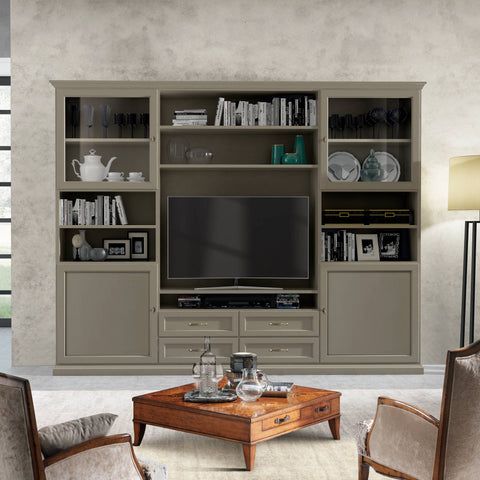 Parete soggiorno classica Tiziano RH6226 nella finitura Tortora Consumato, con ante intarsiate, vetrine laterali, vano porta TV centrale e ampi cassetti contenitori. Mobile artigianale Piombini ideale per arredare soggiorni eleganti dal gusto classico o contemporaneo.