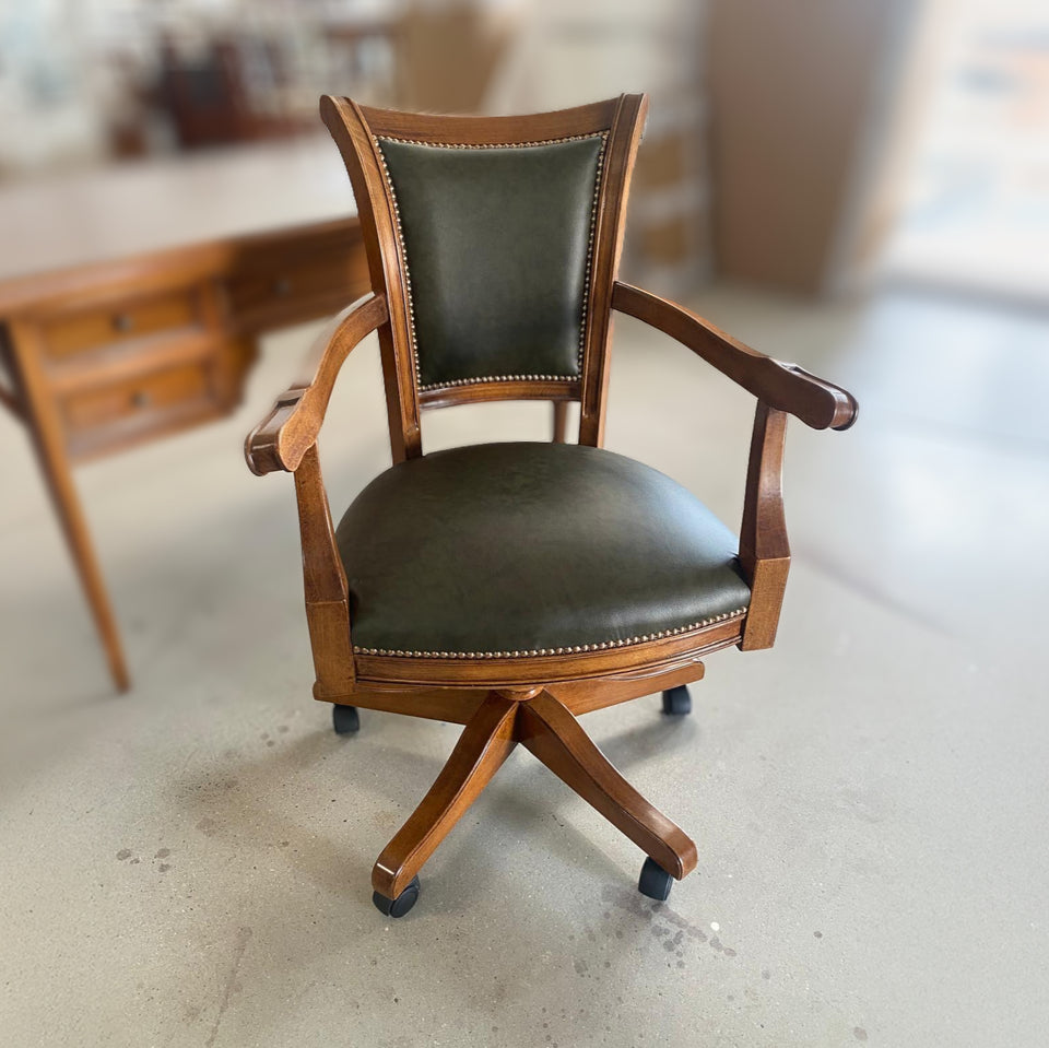 Klassischer drehbarer Holzsessel, mit echtem Leder bezogen, Kollektion Arte Piombini Mobili Classici Italiani 8855