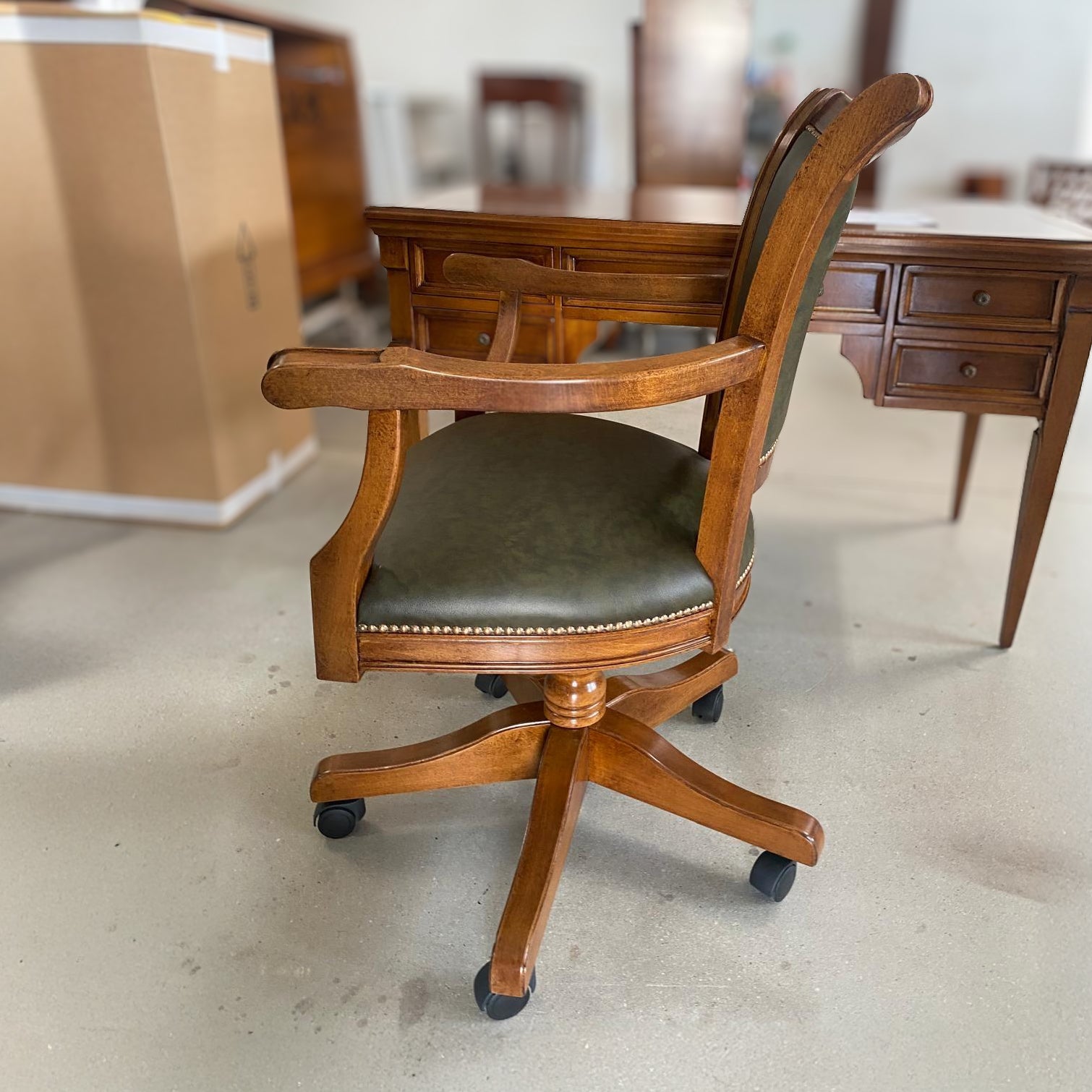 Poltrona girevole classica in legno, rivestita in vera pelle, collezione Arte Piombini Mobili Classici Italiani 8855