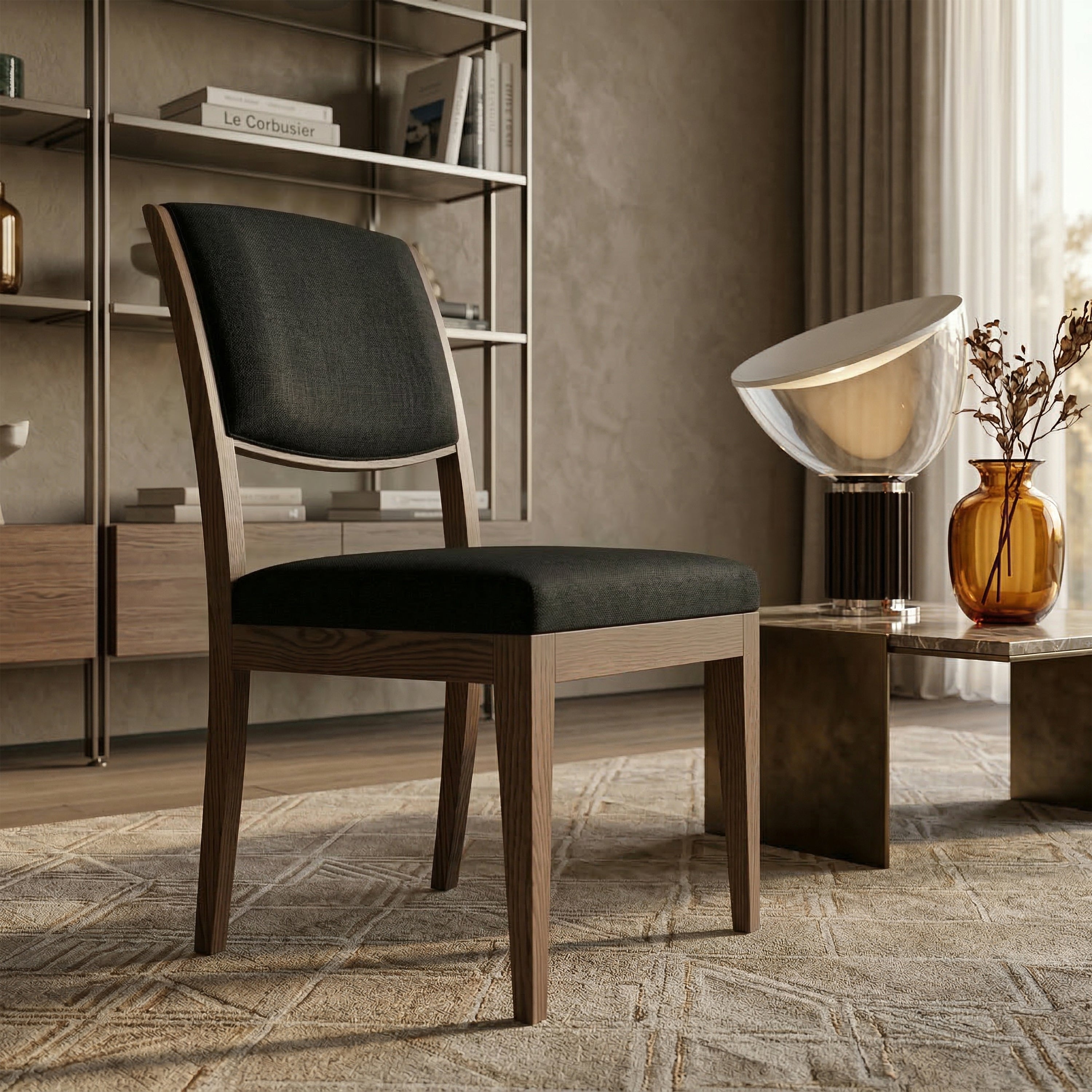 Sedia Modigliani in frassino massello con finitura F1 Naturale Nocciola e rivestimento in tessuto Andromeda Nero, elegante e contemporanea.