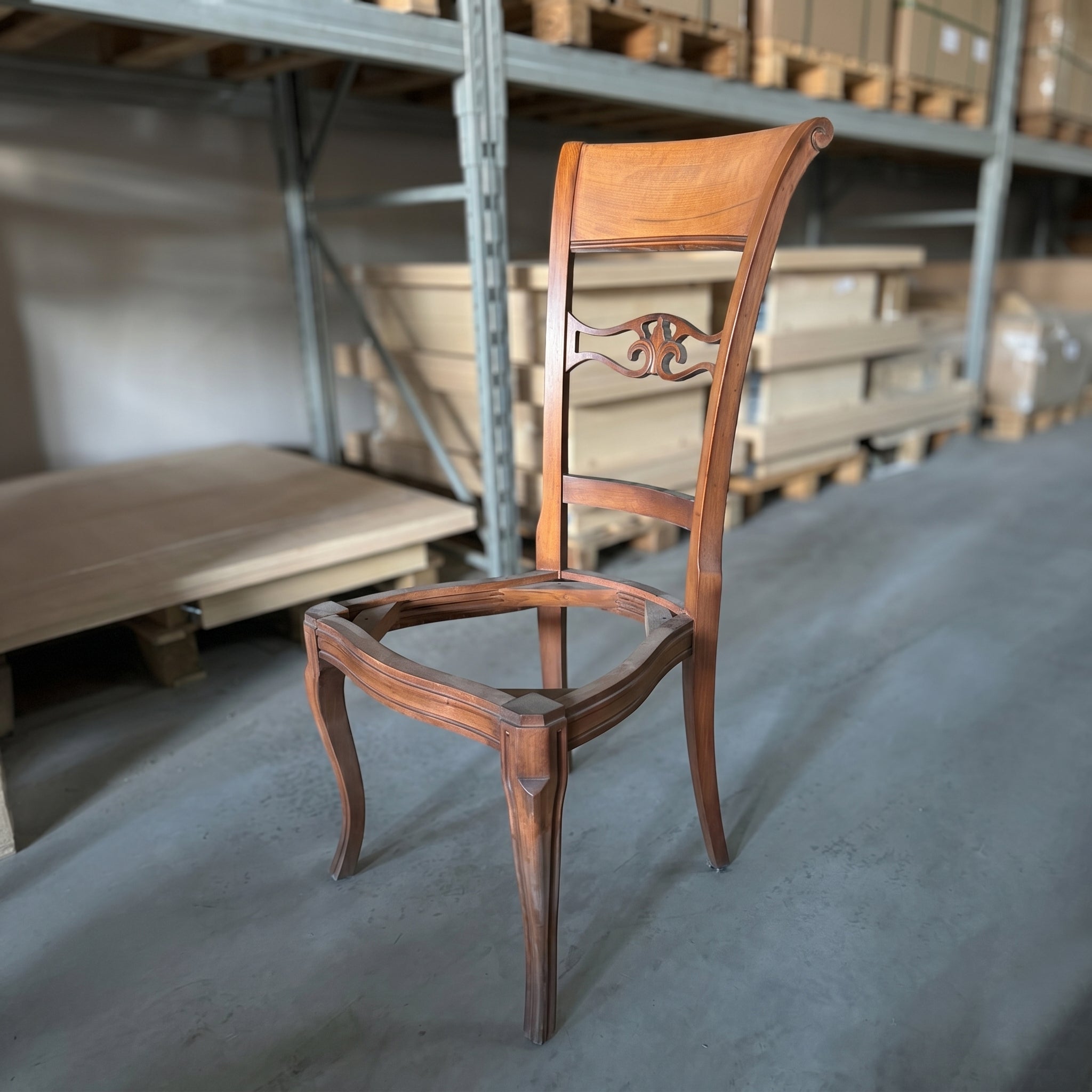 Sedia classica Vittoria RH1193T-2 in legno massello durante la lavorazione artigianale in falegnameria Piombini, con struttura sagomata, gambe curve e schienale decorato visibili