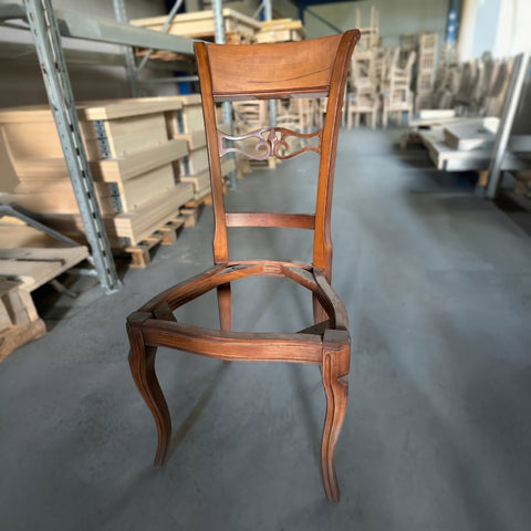 Struttura in legno massello della sedia classica Vittoria RH1193T-2 in fase di lavorazione artigianale all’interno della falegnameria Piombini, con telaio a vista e dettagli costruttivi tradizionali