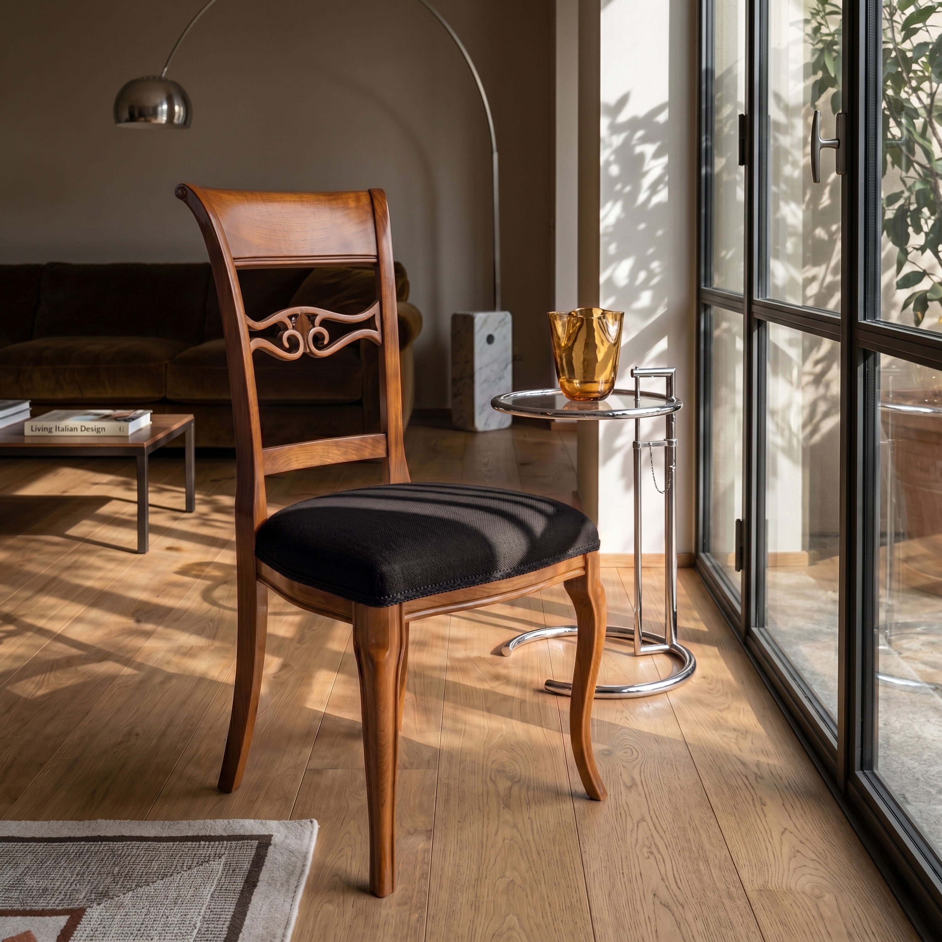Sedia classica Vittoria in legno massello con seduta imbottita rivestita in tessuto MX Andromeda T23 Nero, posizionata in soggiorno moderno vicino a una finestra con luce naturale e arredi contemporanei