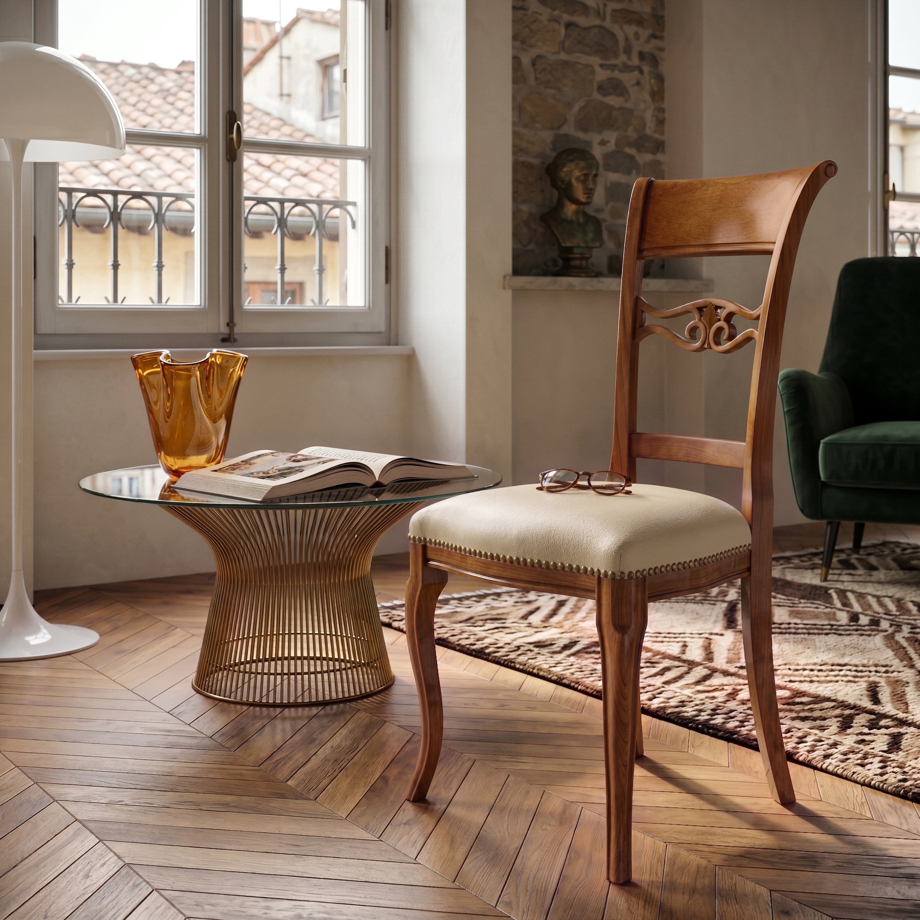 Sedia classica Vittoria in legno massello con seduta imbottita rivestita in vera pelle Siviglia Top Crema, inserita in un ambiente elegante con pavimento in legno, tavolino in vetro e luce naturale