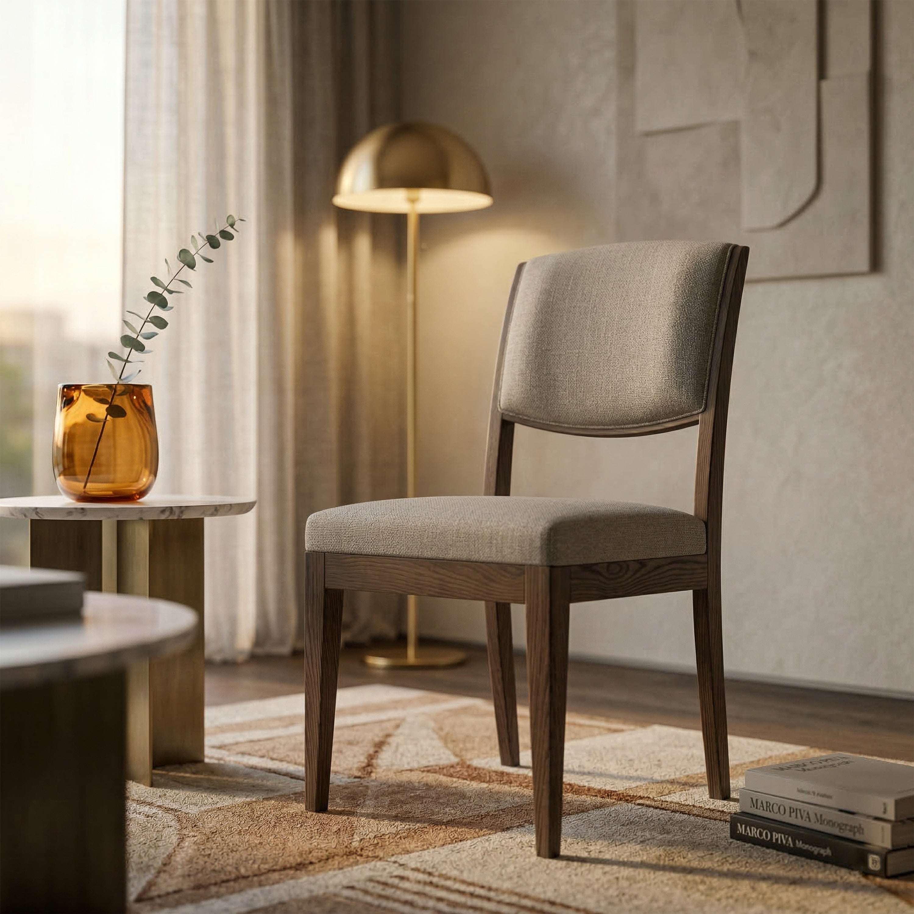 Sedia Modigliani in legno massello di frassino finitura F1 Naturale Nocciola con seduta e schienale imbottiti rivestiti in tessuto Andromeda Tortora.