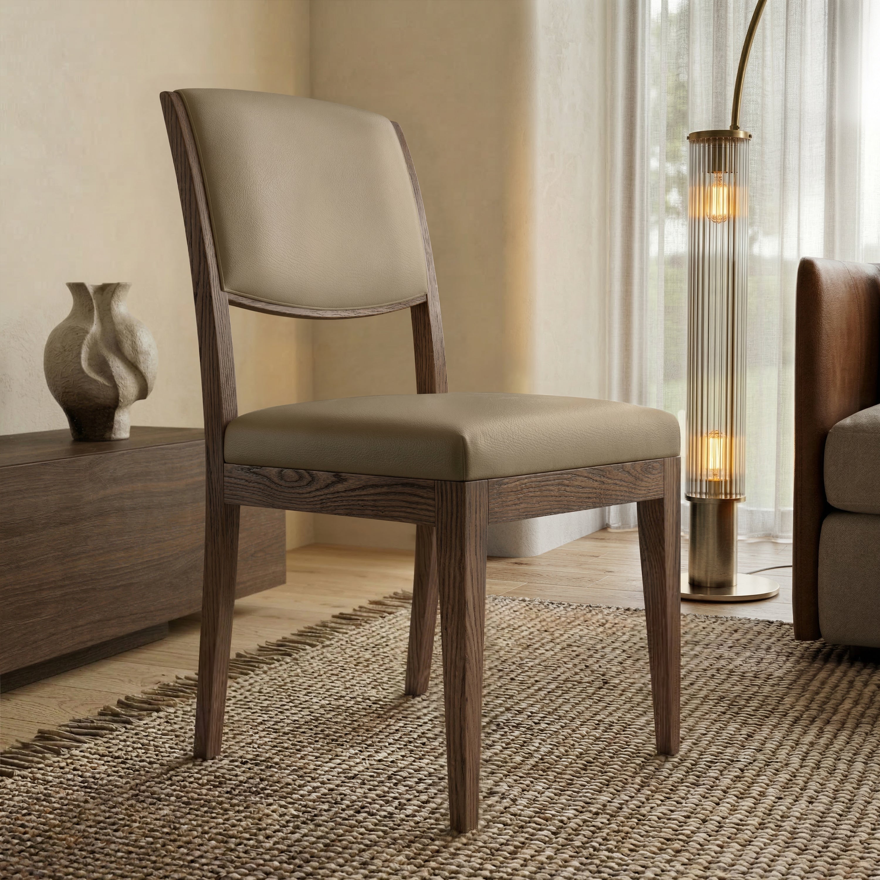 Sedia Modigliani in legno massello di frassino finitura F1 Naturale Nocciola con seduta e schienale imbottiti rivestiti in vera pelle Siviglia Top colore Tortora.