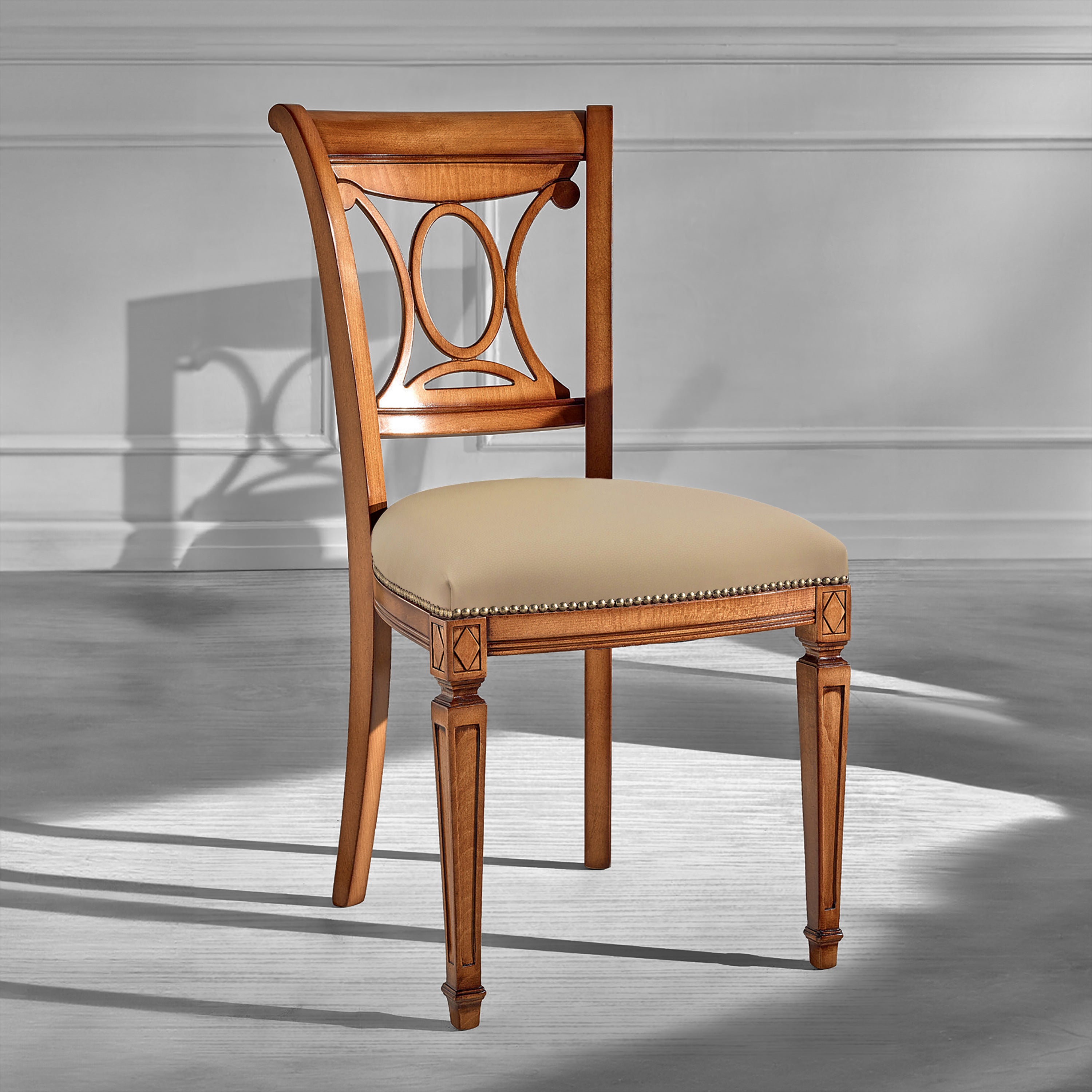 Sedia Classica Ebe in Legno e Vera Pelle Crema – Stile Senza Tempo, Artigianalità Vera