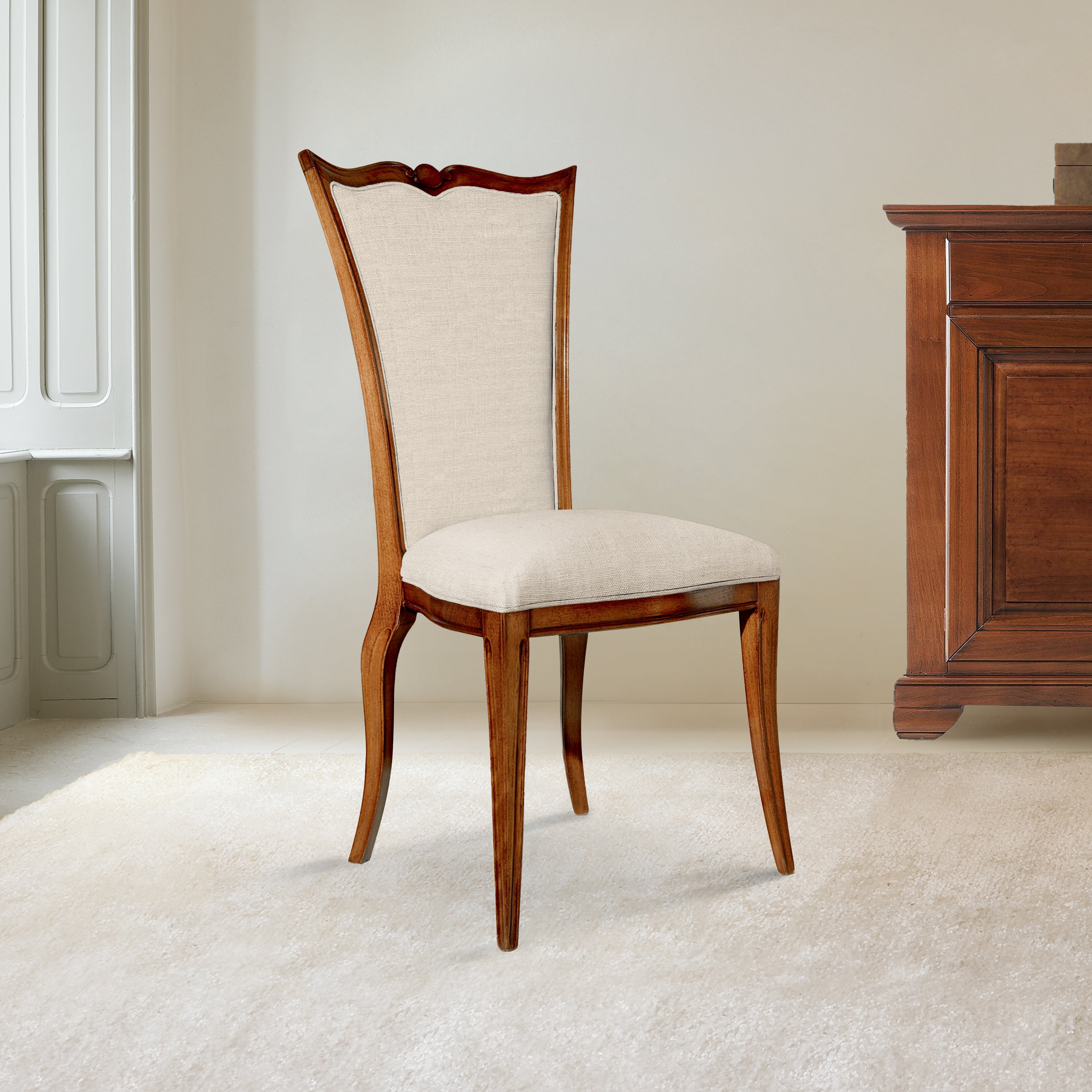 Sedia Isabella – Collezione Arte Tiziano
Struttura in legno massello sagomato, schienale alto imbottito e rivestimento in tessuto di alta qualità. Eleganza senza tempo, comfort autentico, lavorazione artigianale Piombini. Versione in tessuto Ecrù (T1) – Tonalità chiara e naturale, luminosa ed essenziale.