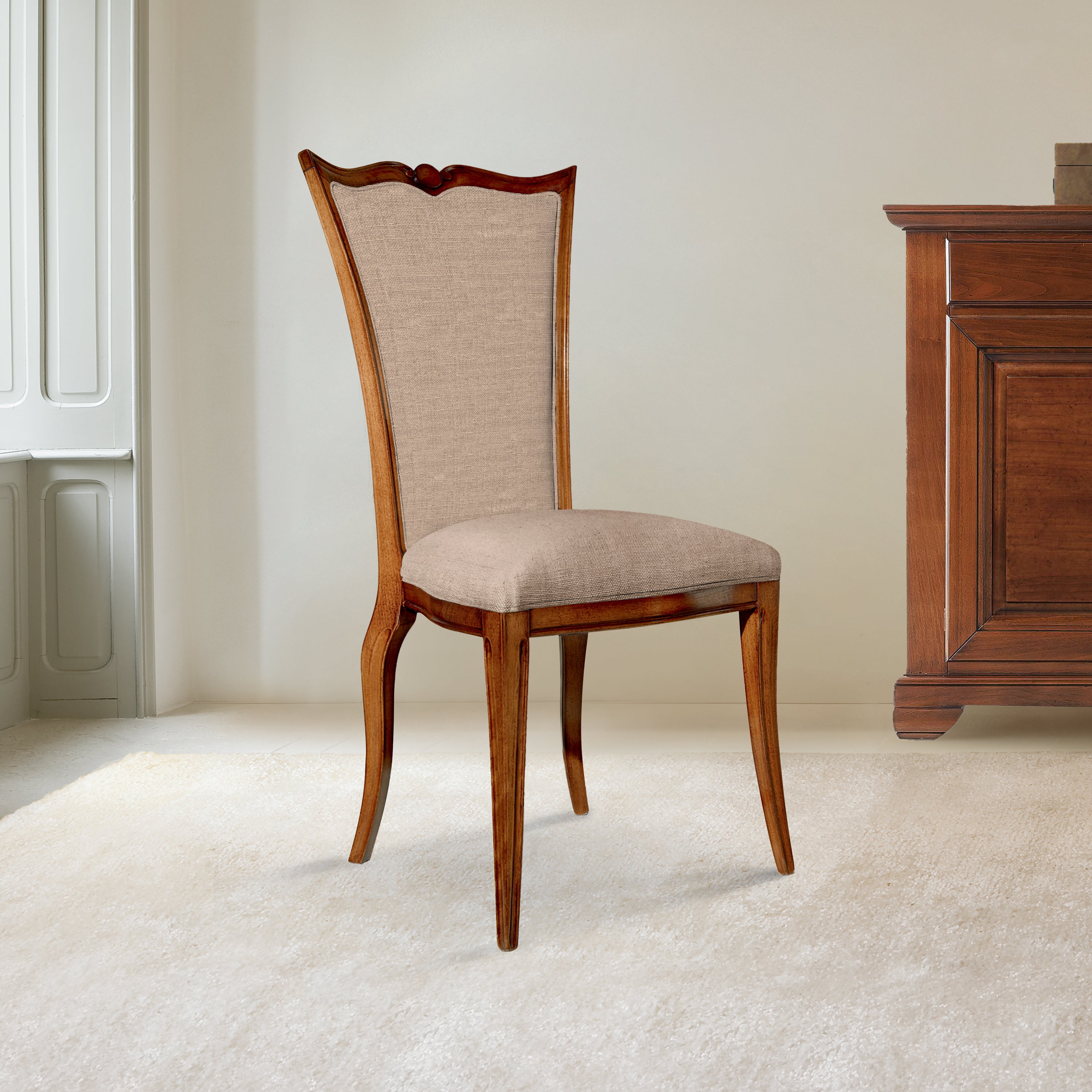 Sedia Isabella – Collezione Arte Tiziano
Struttura in legno massello sagomato, schienale alto imbottito e rivestimento in tessuto di alta qualità. Eleganza senza tempo, comfort autentico, lavorazione artigianale Piombini. Versione in tessuto Nocciola (T2) – Calda, accogliente, perfetta per ambienti morbidi.