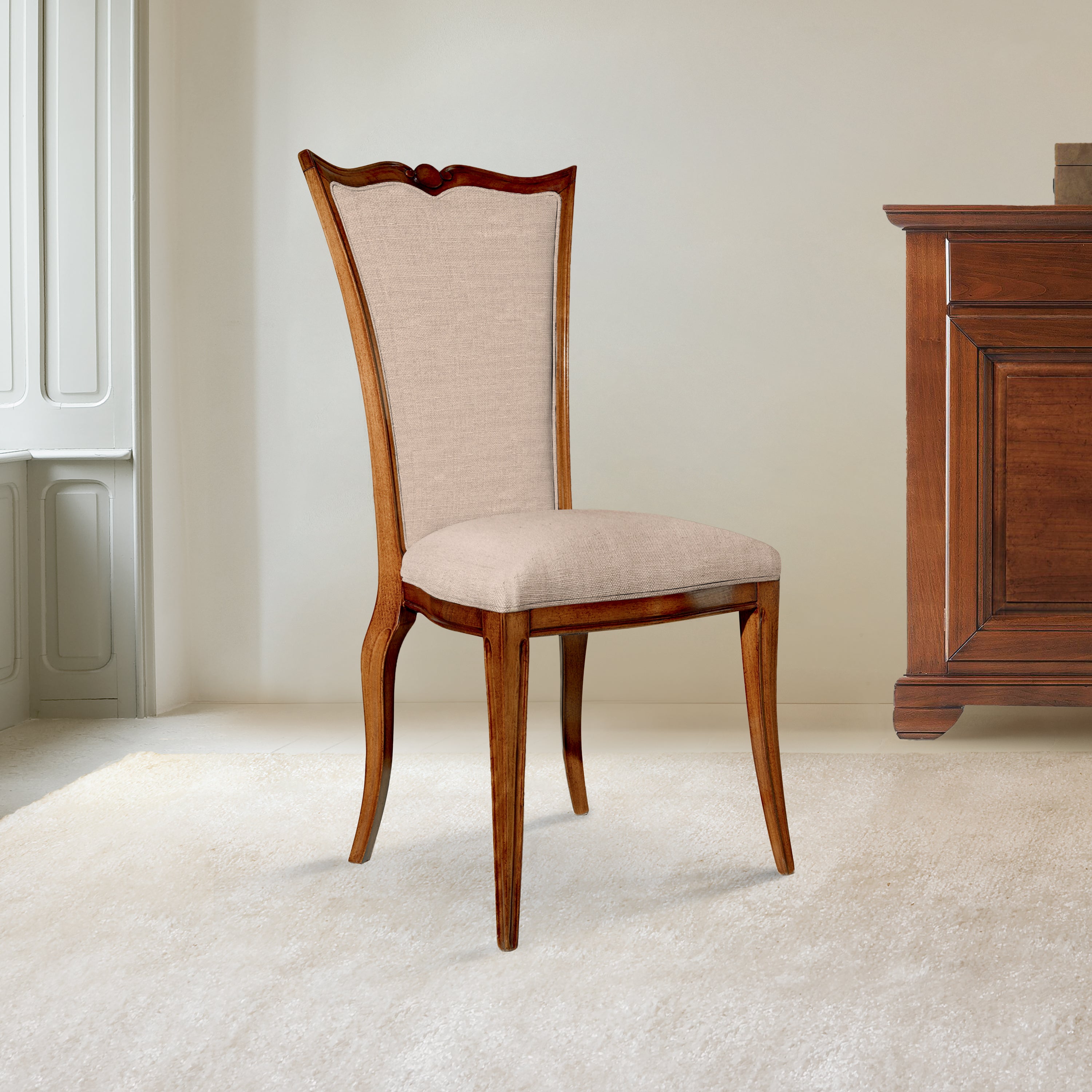 Sedia Isabella – Collezione Arte Tiziano
Struttura in legno massello sagomato, schienale alto imbottito e rivestimento in tessuto di alta qualità. Eleganza senza tempo, comfort autentico, lavorazione artigianale Piombini.  Versione in tessuto Tortora (T15) – Neutra ed elegante, per stili classici e contemporanei.
