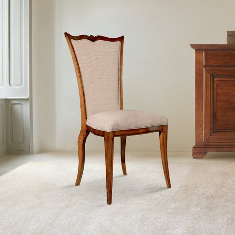 Sedia Isabella – Collezione Arte Tiziano
Struttura in legno massello sagomato, schienale alto imbottito e rivestimento in tessuto di alta qualità. Eleganza senza tempo, comfort autentico, lavorazione artigianale Piombini.  Versione in tessuto Tortora (T15) – Neutra ed elegante, per stili classici e contemporanei.