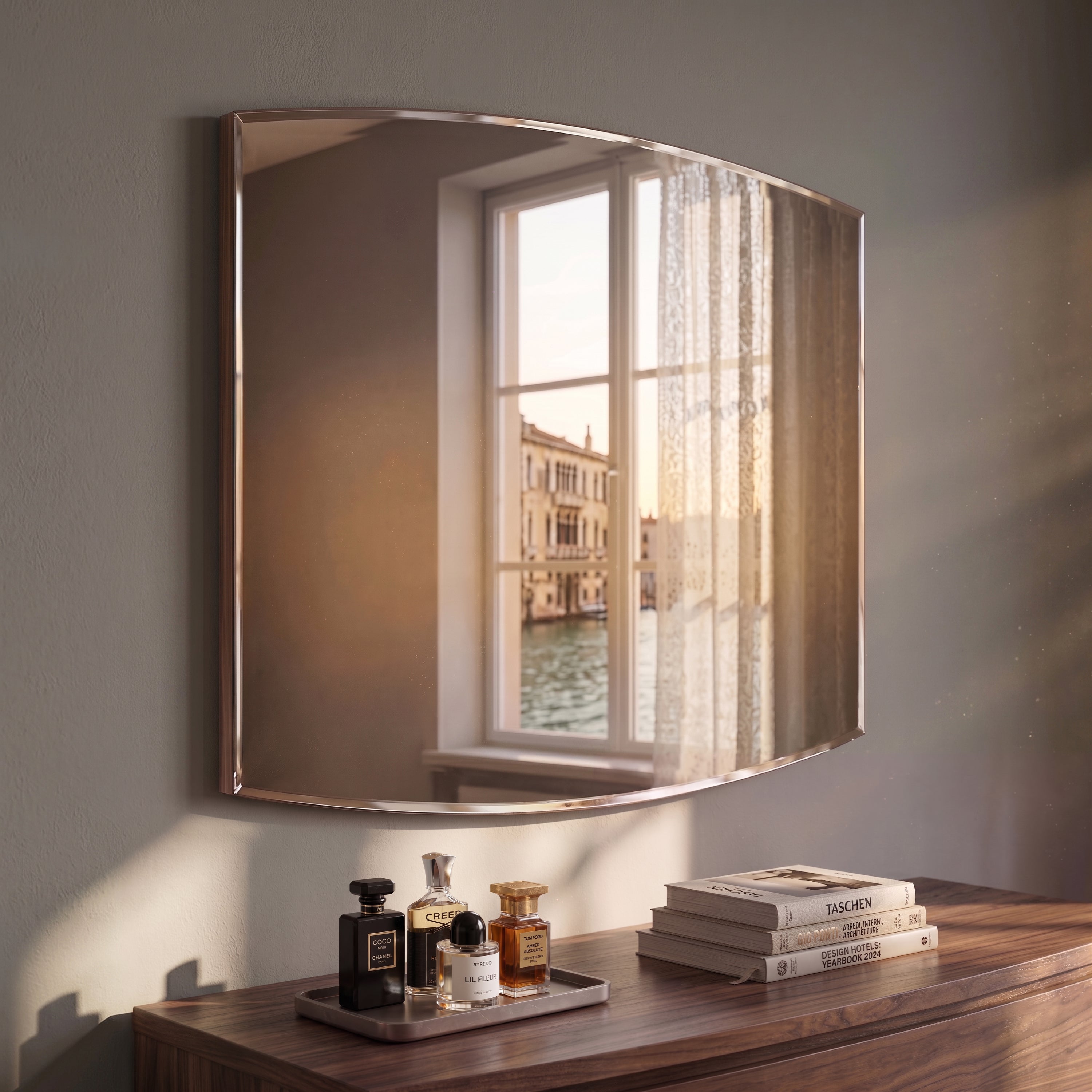 Specchiera contemporanea Modigliani 8275 in vero legno con cornice dalle linee essenziali, collocata sopra un comò coordinato e illuminata dalla luce naturale che riflette la finestra, ampliando lo spazio e donando equilibrio ed eleganza all'ambiente domestico.