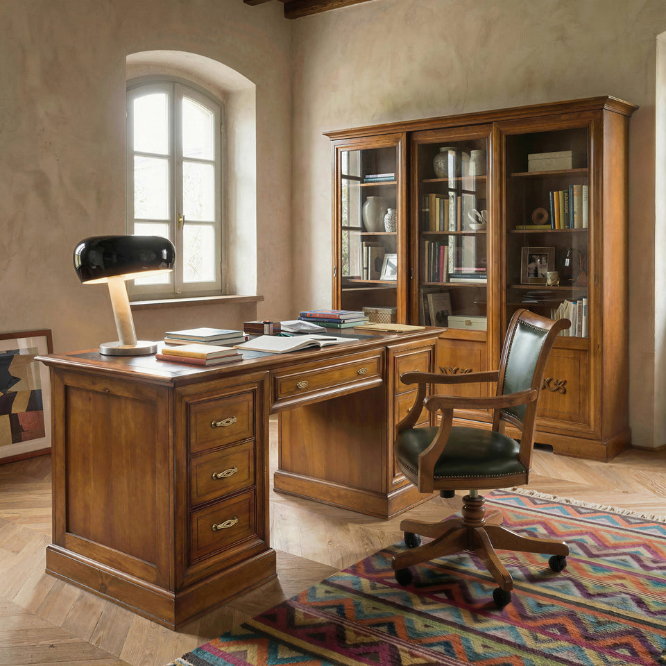 Arbeitszimmer STU303 von Arte D’Este: klassischer Holzschreibtisch mit schwarzer Echtlederplatte, drehbarer Sessel in grünem Leder und Bücherregal mit 3 Schiebetüren aus Glas und Dekor. Kirschholzfinish, klassischer Stil, Handwerkskunst.
