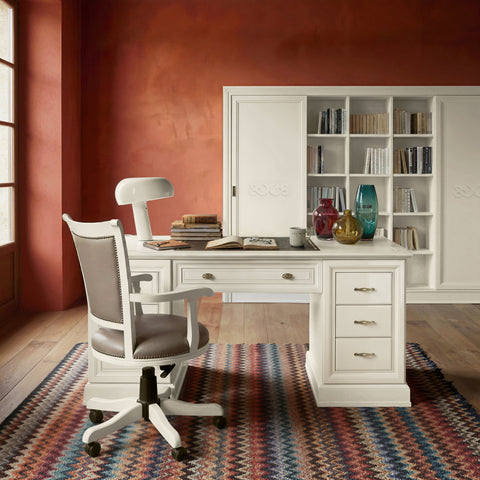 Versione laccata Bianco consumato anticato dello Studio D’Este STU308-STU309 con scrivania direzionale in vera pelle e libreria a due ante scorrevoli 290 cm.