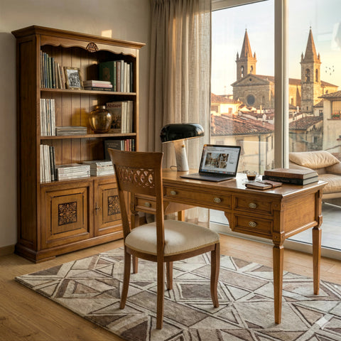 Composizione elegante con mobili coordinati: scrivania a cinque cassetti, libreria con ante intarsiate e sedia classica in legno. Artigianalità veronese e design armonico, firmati Collezione Arte Tiziano.