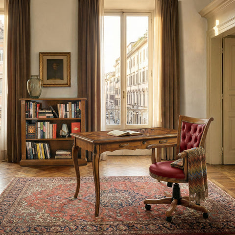 Studio classico Tiziano con scrivania 120 cm piano parquet, poltrona in vera pelle capitonné e libreria in legno